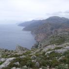 La abrupta costa de la Sierra de Tramuntana, característica por montañas que miran al mar con pronunciados acantilados y que, hacia el interior, presentan laderas de valles suaves y fértiles por los sedimentos y capas de materiales arcillosos...