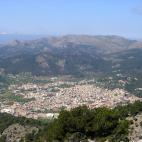 Andrach es uno de los municipios de Mallorca con más porcentaje de residentes extranjeros, lugar predilecto de personajes como Claudia Schiffer, Florentino Pérez o la Familia Real. Acantilados y bosques de pinos, playas de arena fina y el mar ...