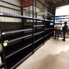 Estantes vac&iacute;os por la masiva compra de clientes en p&aacute;nico por el coronavirus