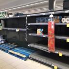 Apenas, unos pocos art&iacute;culos en todo un lineal de un supermercado