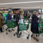 Mascarillas, compras compulsivas y largas colas en los supermercados por el coronavirus