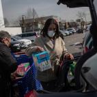 Clientes con mascarilla hasta al llevar las compras a su coche