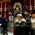 Los fieles no pueden besar las im&aacute;genes religiosas en diferentes puntos del pa&iacute;s