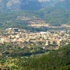 Sobre este municipio se eleva el Galatzó, donde se debate el çultimo foco del incendio. Es el segundo en número de habitantes de todo el archipiélago balear, sólo por detrás de Palma, la capital, y cuarto en número de pernoctaciones del país.