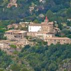 Esta aldea está situada a 402 m. de altitud en la Sierra de Tramontana, cuenta con una población de 318 habitantes y limita con Estellencs y Calvià, aunque depende del ayuntamiento de Puigpunyent.