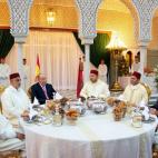 Los monarcas de España y Marruecos, junto con el ministro de Asuntos Exteriores, José Manuel García-Margallo, en una comida oficial.