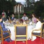 El monarca español, agasajado en la cena oficial por la familia real marroquí.