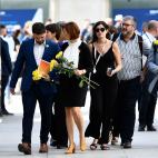 Los diputados de ERC llegan al Congreso con ramos de flores amarillas.