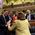 Pedro S&aacute;nchez habla con Carmen Calvo antes de su discurso de investidura.