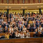 La bancada socialista aplaude a Pedro S&aacute;nchez despu&eacute;s de su discurso...