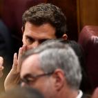 Albert Rivera le cuenta un secreto a In&eacute;s Arrimadas durante el discurso de S&aacute;nchez.