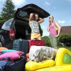 Lleve sólo lo verdaderamente necesario y colóquelo adecuadamente de forma equilibrada dentro del coche, repartiendo los pesos. Si puede evitar el llevar baca en el coche, mejor.