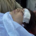 Los talibanes, desalojados del valle por el Ejército en 2009, deciden entonces eliminar a la que acusan de vehicular "la propaganda occidental". El 9 de octubre de 2012, los islamistas irrumpen en su autobús escolar a la salida de clase en Min...