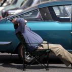 Evite conducir muchas horas seguidas. Deténgase cada dos horas sacando el coche de la carretera, estire las piernas y respire aire puro, que nunca le vendrá mal.
