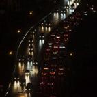 De noche hay que reducir la velocidad un 20% respecto a la velocidad permitida, pues al circular con luz de cruce, la zona iluminada por los faros puede ser muy inferior a la distancia de parada. Si se deslumbra utilice como guía la línea de l...