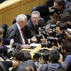 Rajoy, Sáenz de Santamaría, junto al ministro de Asuntos Exteriores, José Manuel García Margallo, y el ministro de Justicia, Alberto Ruiz Gallardón, fotografiados en sus escaños antes de las comparecencias.