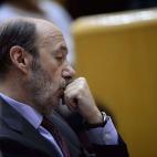El líder del PSOE, Alfredo Pérez Rubalcaba, durante la comparecencia de Rajoy.