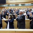 Los diputados populares aplauden a Rajoy tras su comparecencia.