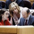 Rubalcaba conversa durante la sesión con la portavoz parlamentaria socialista, Soraya Rodríguez, y la vicesecretaria general del PSOE, Elena Valenciano.