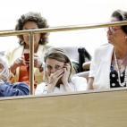 La secretaria general del PP, María Dolores Cospedal, habla disimuladamente por el móvil durante las comparecencias de la oposición. A su lado, se asoma al hemiciclo Barberá.