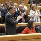 Rubalcaba aplaudido en su escaño por los miembros del grupo socialista tras su intervención.