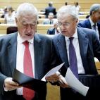 Los ministros de Asuntos Exteriores, José Manuel García Margallo, y Defensa, Pedro Morenés, conversan tras la comparecencia de Rajoy.