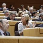 La portavoz de UPyD, Rosa Díez, aplaude en la sesión del Congreso.