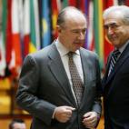 Deja el Gobierno y es elegido director gerente del Fondo Monetario Internacional (FMI). En la foto puede verse a Rato en sus últimos días al frente de la institución, estrechando la mano del que será su sucesor, Dominique Strauss-Khan.