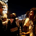 Un grupo de j&oacute;venes se encara con la polic&iacute;a.