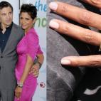 La actriz aceptó una esmeralda en oro en este bello anillo de la marca Roberto Mazlo, que le dio el actor francés en marzo de 2012.