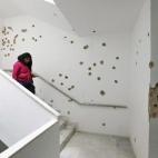 Unas turistas usan las escaleras en las que los terroristas y la policía se tirotearon con fiereza.