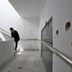 Un turista japonés examina los estragos causados por el atentado.