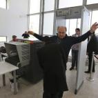 Turistas del Museo del Bardo, pasando los controles de seguridad, que se han incrementado.