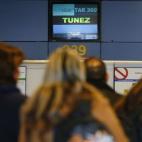 Turistas españoles embarcan hacia Túnez en el inicio de la Semana Santa. Que se resienta el principal motor turístico del país es uno de los principales problemas a alos que se enfrentan a causa del integrismo.
