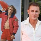 A&ntilde;o y edad de inicio en la serie: 1994 (25 a&ntilde;os)A&ntilde;o y edad de la foto: 2017 (47 a&ntilde;os)&Uacute;ltimo trabajo como actor: ﻿F'd (2016)