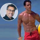 A&ntilde;o y edad de inicio en la serie: 1997 (28 a&ntilde;os)A&ntilde;o y edad de la foto: 2019 (50 a&ntilde;os)&Uacute;ltimo trabajo como actor: The Wrong Stepmother (2019)