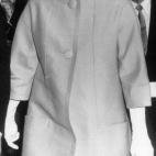 Con cuello cuadrado y solo dos botones. Minimalismo de los años sesenta.