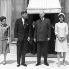 Muchas lo llevaron antes, pero todas las que lo llevaron después se inspiraron en ella o recordaron su estilo. El sombrero tipo pillbox fue una de las claves de estilo de la época de Jacqueline Kennedy como Primera Dama de EEUU. Supo llevarlo ...
