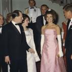 Nos enseñó que el rosa no tiene por qué ser un color cursi, y que puede ser tan elegante y nocturno como cualquier azul, rojo o negro. En la imagen, en una recepción en mayo de 1962.