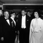 La capa se convirtió en símbolo de elegancia y clave de los vestidos de noche.