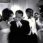 Vestidos lisos, guantes largos y joyas muy discretas: puro estilo Jackie Kennedy.