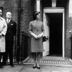 A las puertas de Downing Street, Jackie demostró cómo un solo detalle (un solo botón) cambia todo un traje.