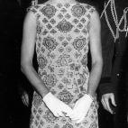 Porque los estampados también pueden llevarse con elegancia. Sobre todo si se acompañan con guantes. En marzo de 1961.