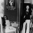 Para Jacqueline Kennedy-Onassis, el pantalón de campana fue más que un elemento hippie. En los años setenta, lo convirtió en un símbolo del glamour. Aquí, en 1974, saliendo de un restaurante en Atenas.