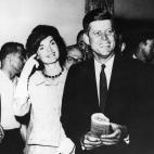 Además de las perlas, Jackie usaba pocas joyas o muy discretas. Entre ellas, los collares sencillos y oscuros para contrarrestar sus looks claros.