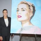 Con un retrato de su madre, Grace