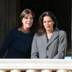 Con su hermana Carolina en un balcón del palacio de Mónaco