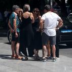 Parte del reparto de 'La Que Se Avecina' y 'Aqu&iacute; No Hay Quien Viva', en el tanatorio por la muerte de Eduardo G&oacute;mez.