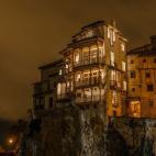 Las famosas Casas Colgadas tienen de noche un misterio especial, que queda mucho más presente al pensar en las leyendas que giran en torno a estas casas en el silencio de la noche. De noche las casas se iluminan, brindando al visitante una vist...