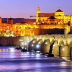 Una de las grandes joyas islámicas de España, la Mezquita de Córdoba, es un espacio arquitectónico único con grandes historias entre sus paredes. Recorrer de noche el patio, impregnándote en sus aromas y en la magia que esconde, es una sen...